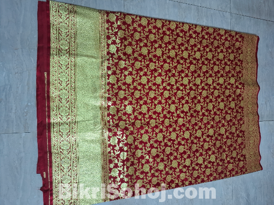 লাল বেনারসী শাড়ি